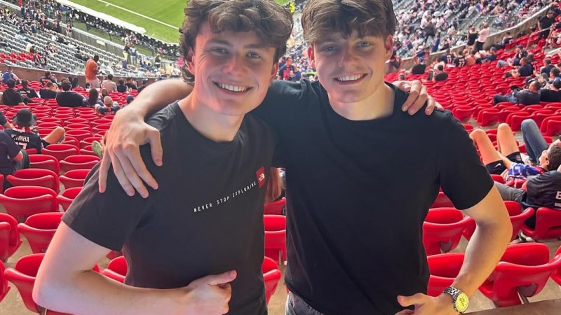 Increíble: dos tiktokers se escondieron 27 horas en un baño para ver la final de Champions